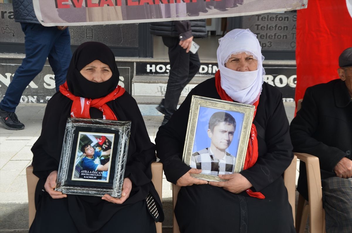 Muş'ta evlatlarına kavuşmak isteyen aileler, DEM Parti önündeki eylemlerini sürdürdü
