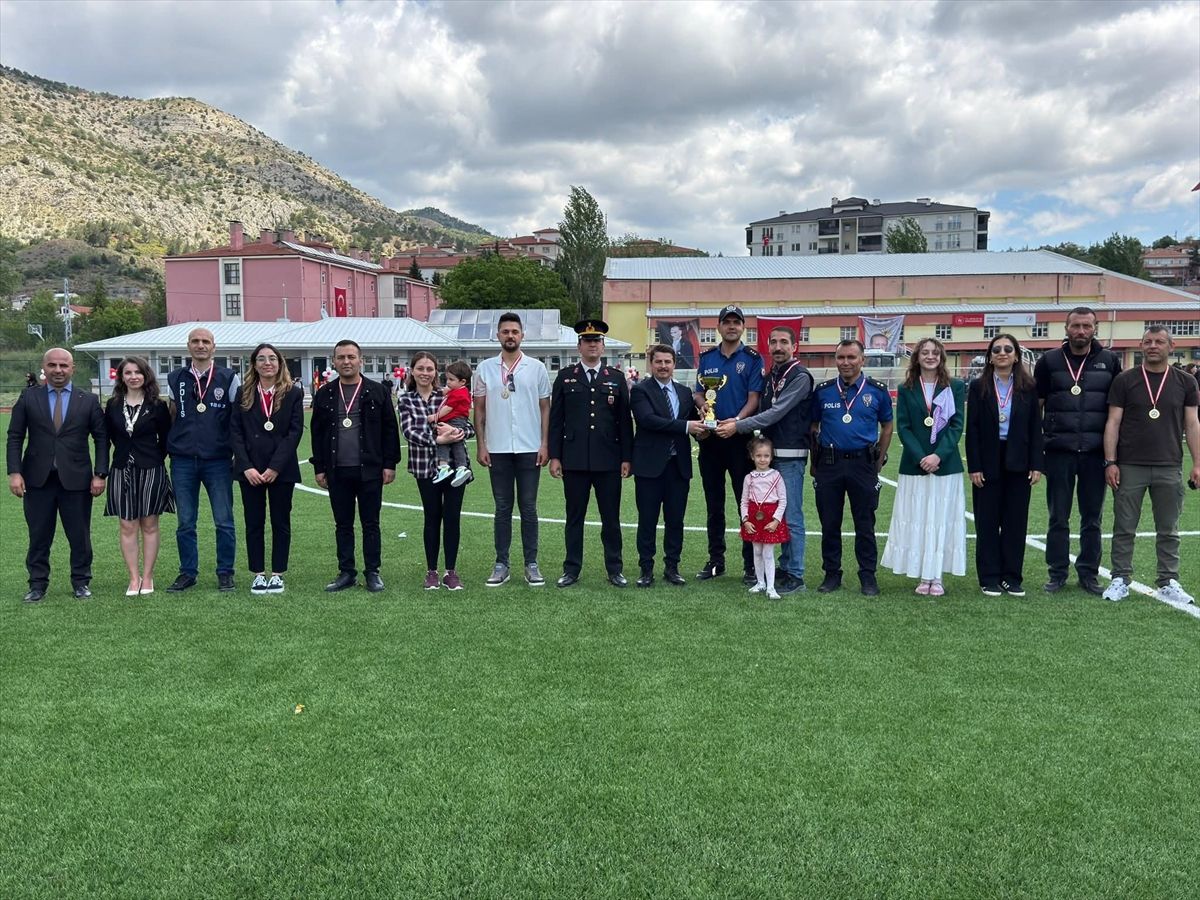 Nallıhan'da kurumlar arası voleybol turnuvasında ödüller sahiplerini buldu