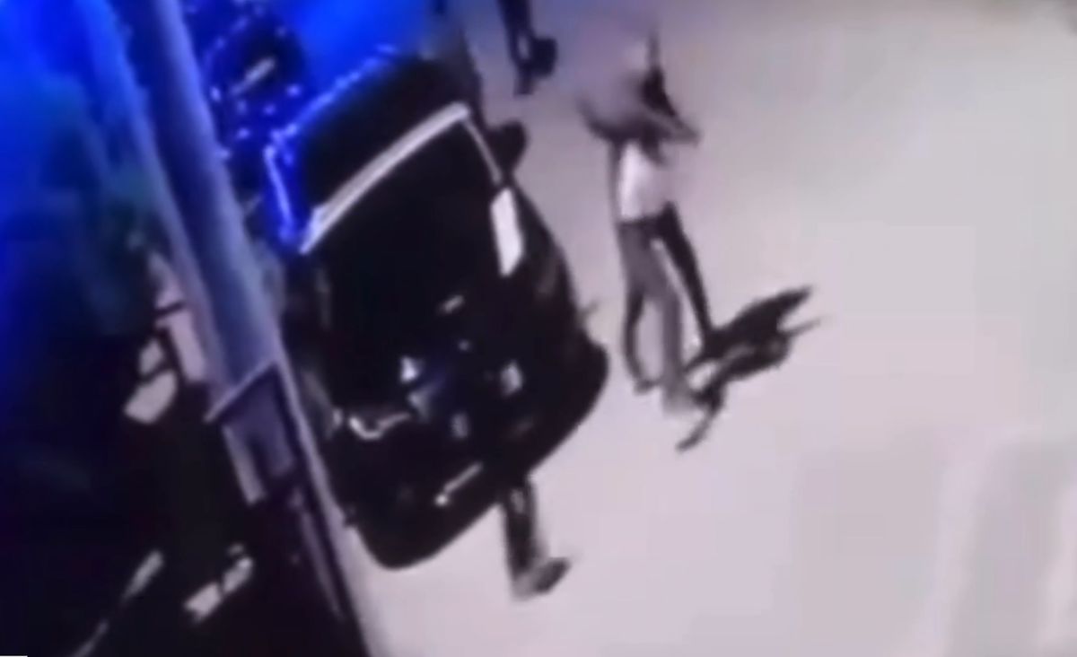 Oğlunun kavga ettiği çocuğu öldüresiye dövdü, o anlar kamerada