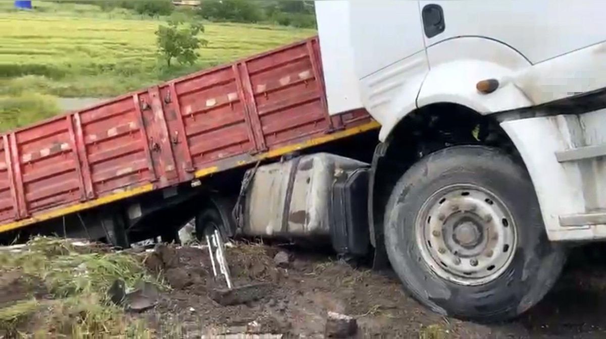 Osmaniye'de bariyerlere çarpan tır yoldan çıktı
