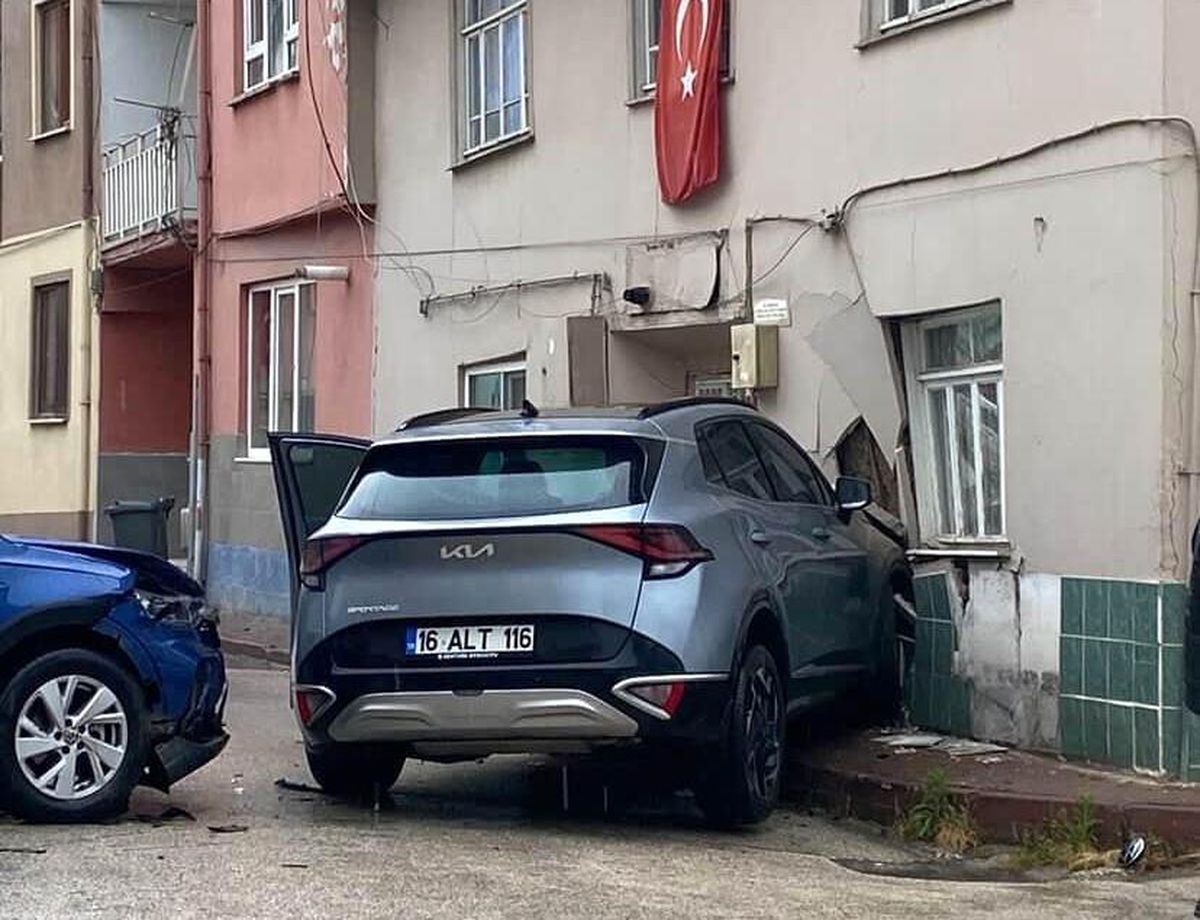 Otomobil ile çarpışan cip eve girdi