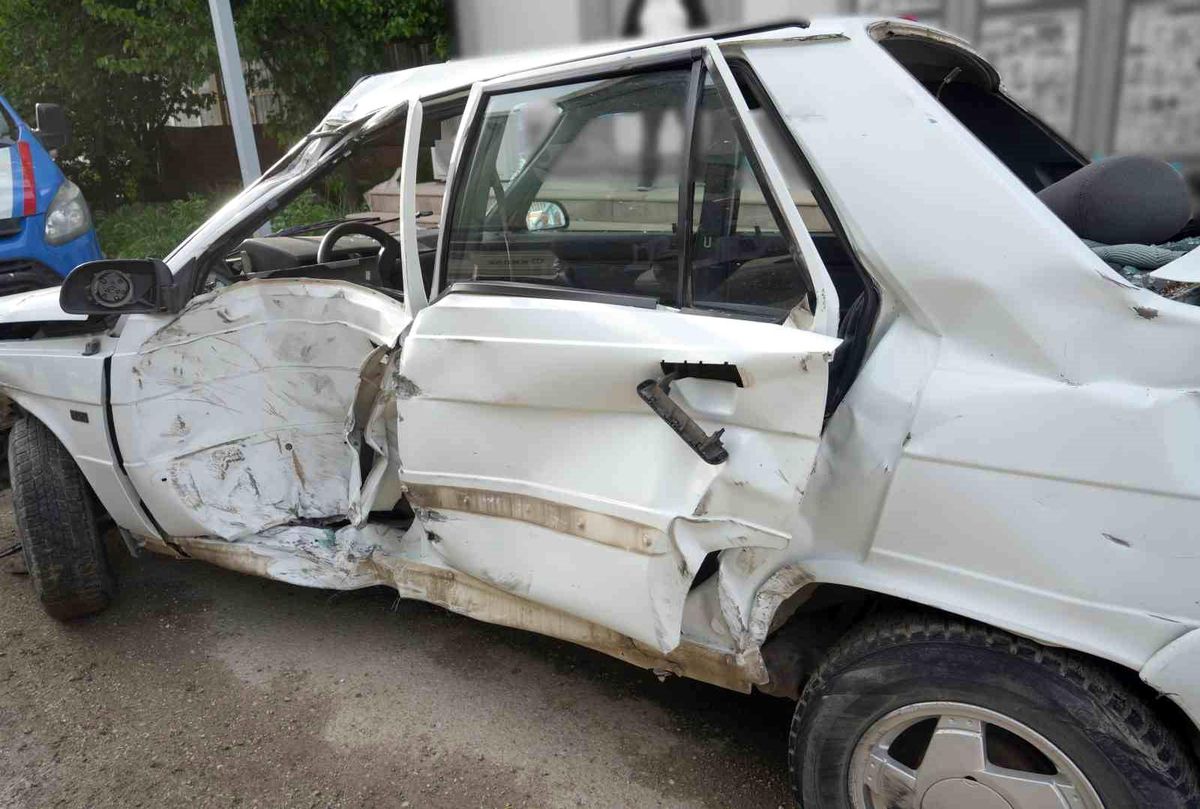 Otomobil park halindeki tıra çarptı: 2 kişi yaralandı, tır şoförü kalp krizi geçirdi