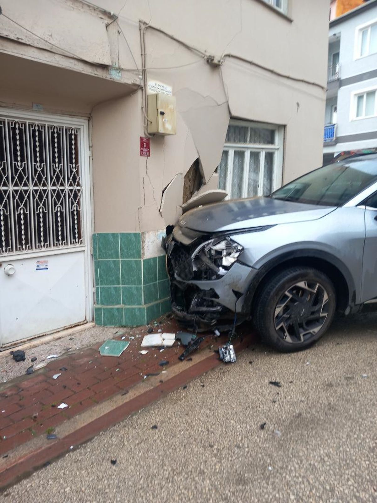 Otomobille çarpışan cip evin duvarına vurdu, kalorifer peteği yerinden söküldü