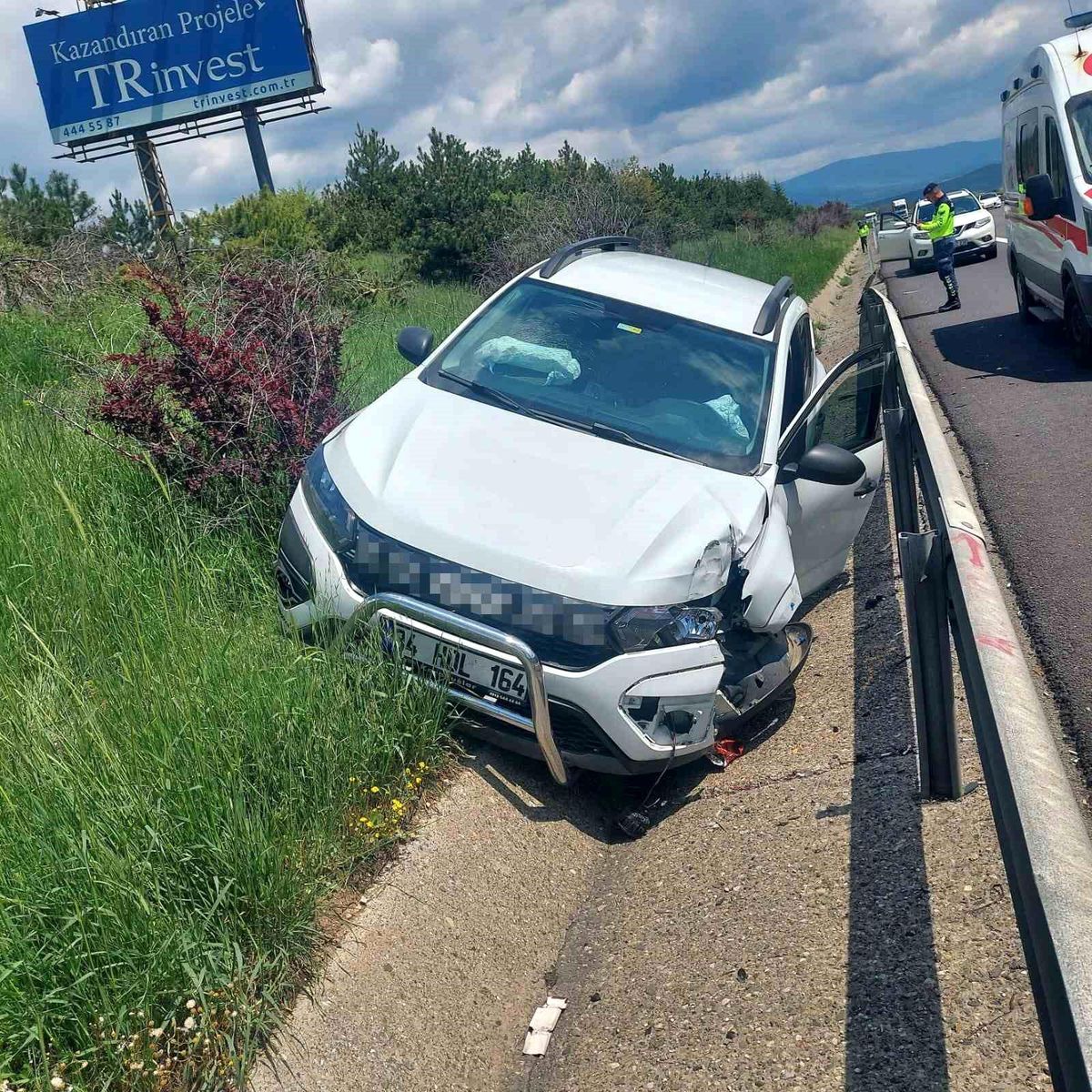 Otoyol'da direksiyon başında uyuduğu iddia edilen sürücü bariyerlere çarptı: 1 yaralı