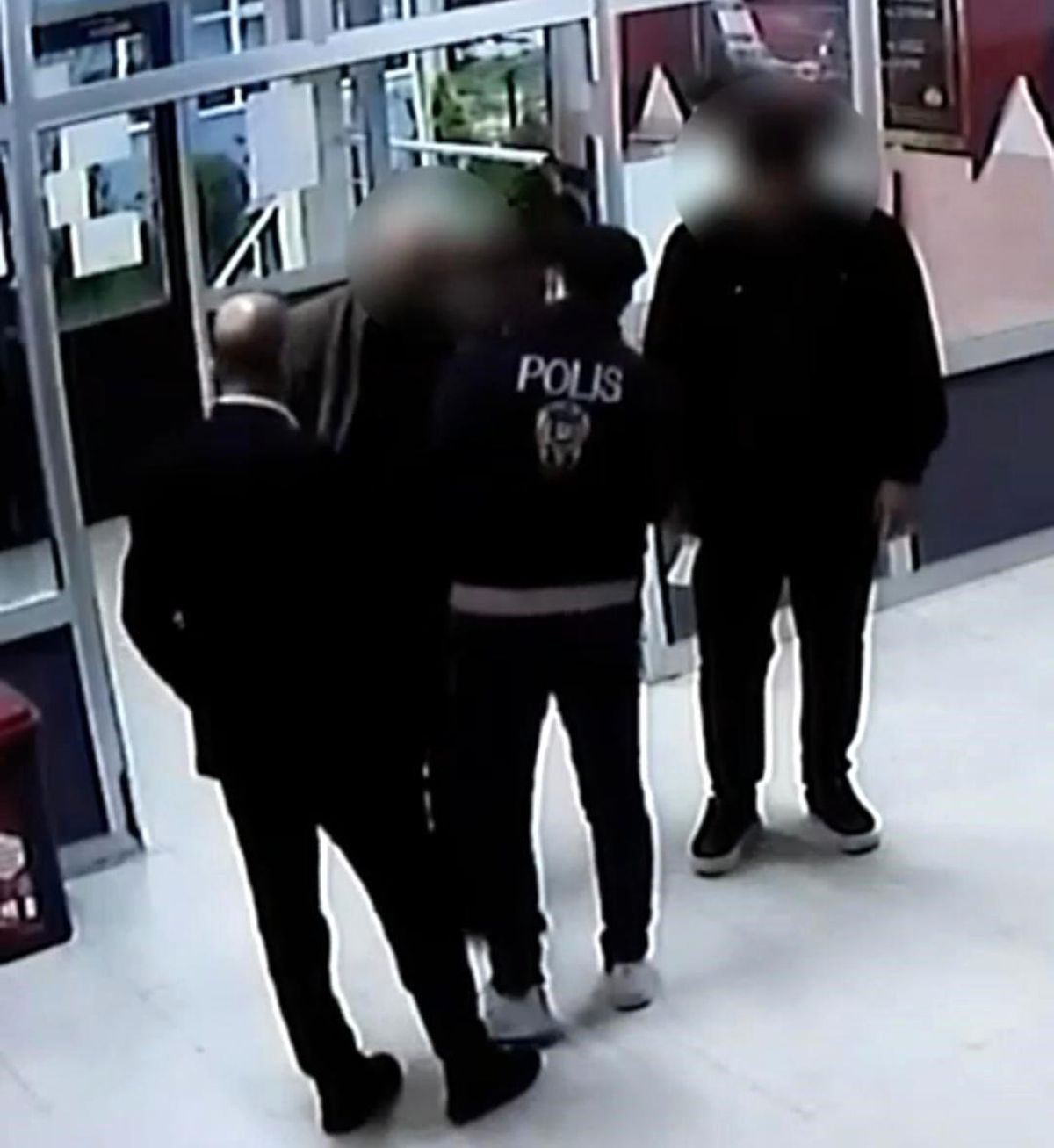 Özel düzenekle ehliyet sınavıra girmeye hazırlanan 2 kişi yakalandı