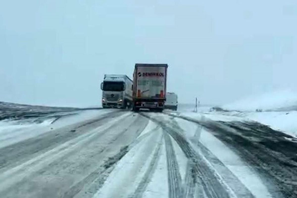 Haziran Ayının Eşiğinde Tipi: İstanbul'da Trafik Felci, Araçlar Yolda Mahsur Kaldı
