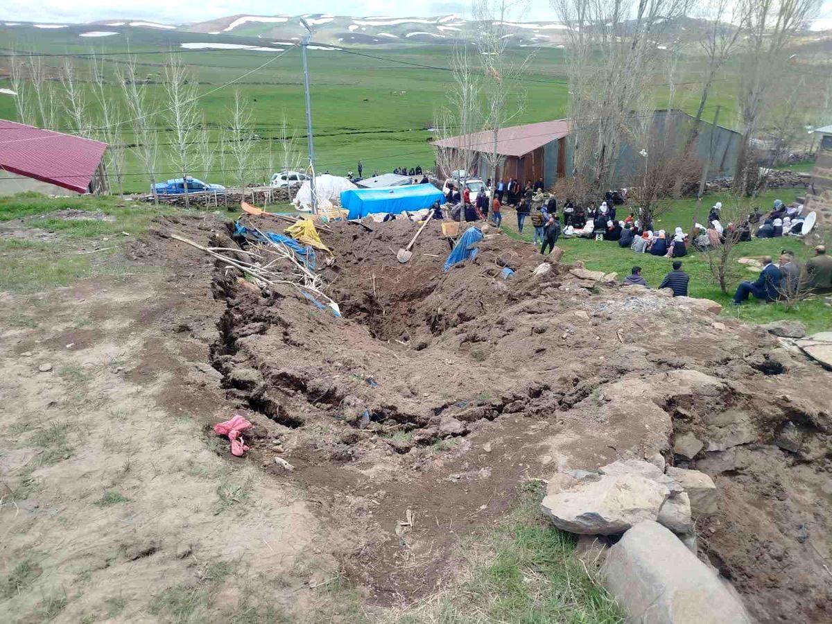 Tekman'da ahır çöktü; 1 ölü