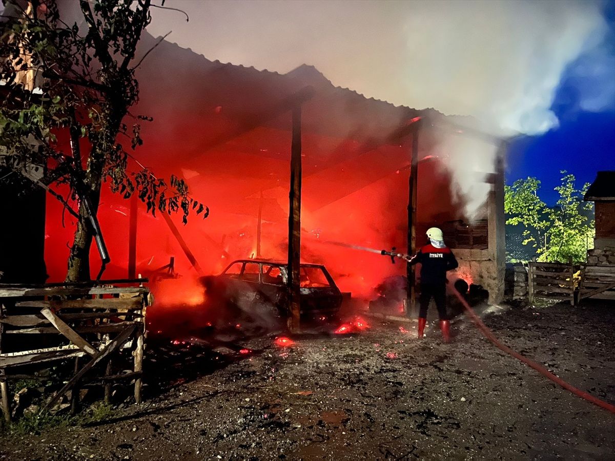 Tokat'ta çıkan yangında otomobil, garaj ve odunluk kullanılamaz hale geldi