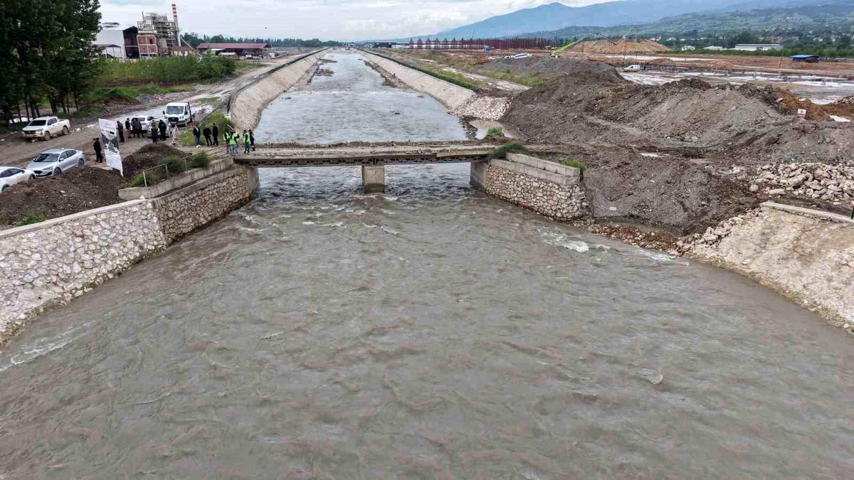 Tokat'ta taşkın riskine karşı bir köprü daha yıkılıyor
