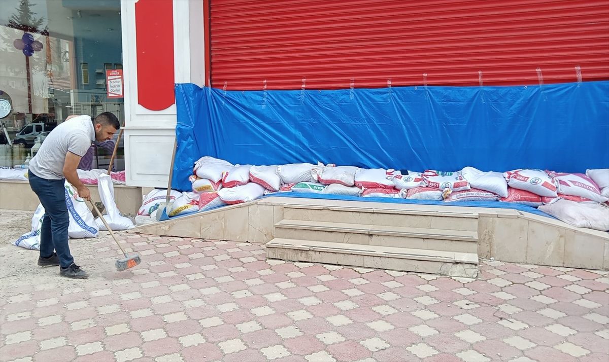 Turhal'da taşkın riski nedeniyle esnaf önlem aldı