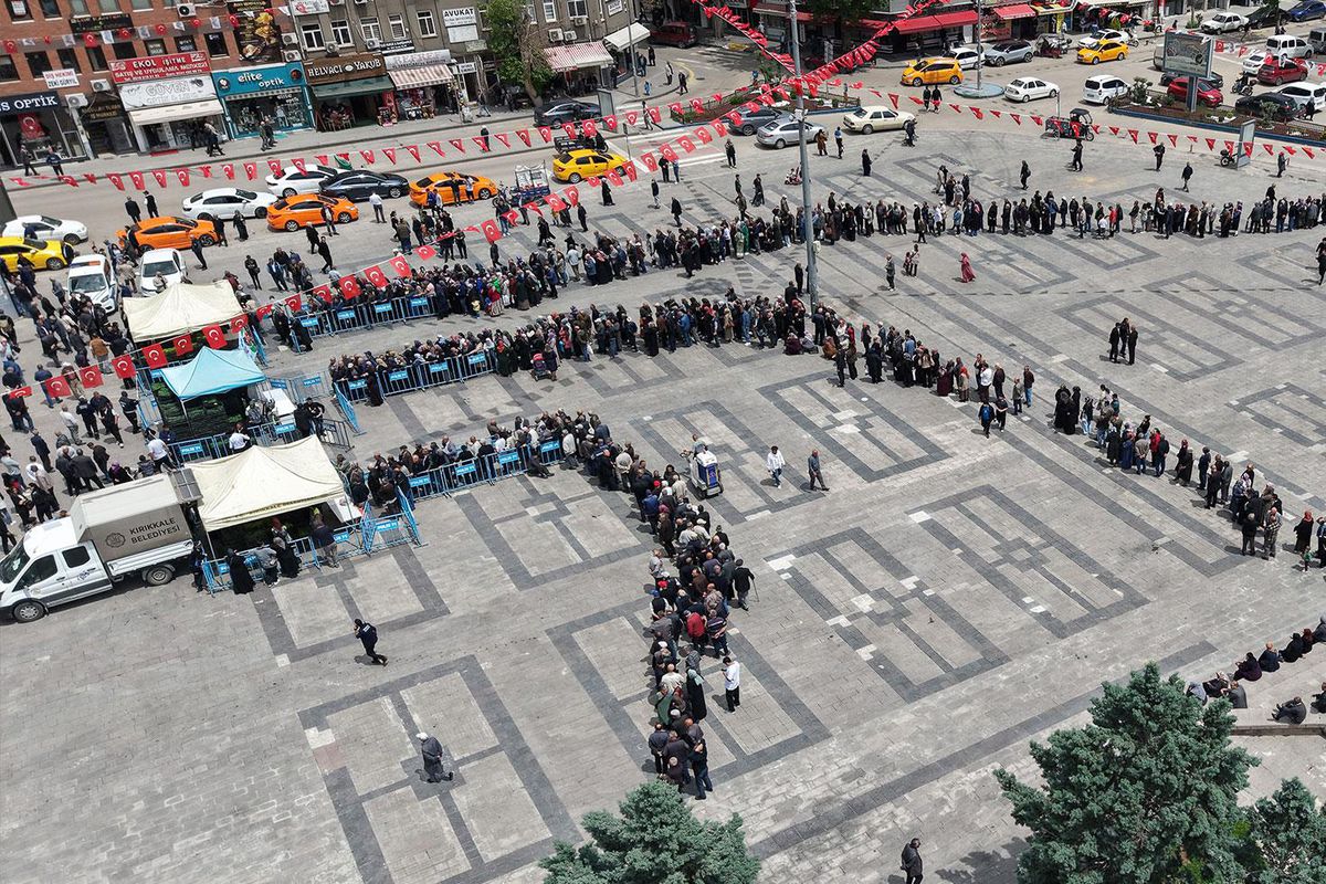 Ücretsiz olduğunu duyan koştu, saatler öncesinden sıraya girdiler: Fide kuyruğu havadan görüntülendi