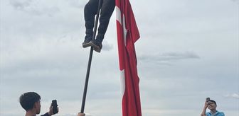 Ulaş'ta köylüler, 19 Mayıs dolayısıyla köyün en yüksek tepesine Türk bayrağı dikti