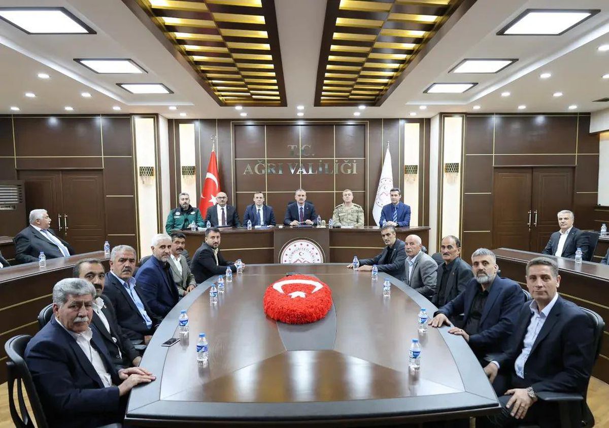 Vali Önder Bozkurt muhtarlarla köylerin ihtiyaçlarını değerlendirdi