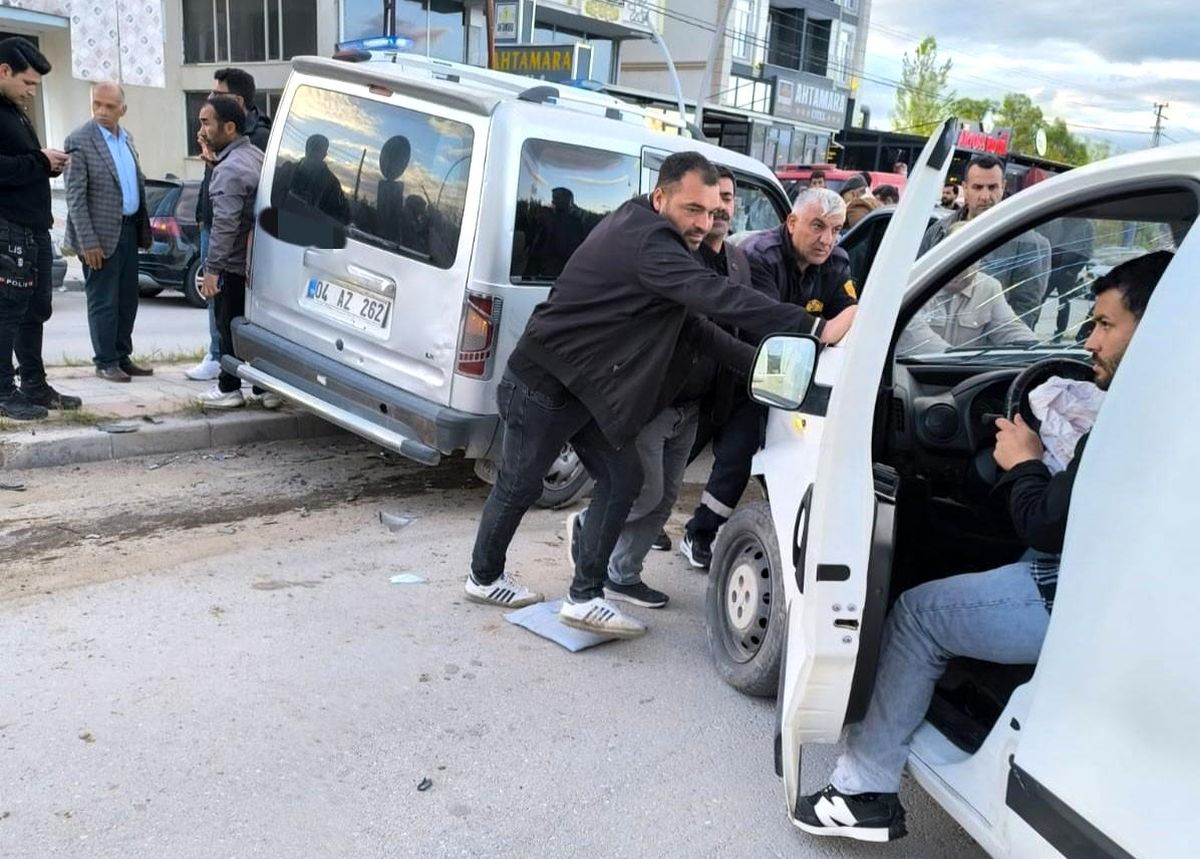 Van'da kamyonetler çarpıştı: 3 yaralı