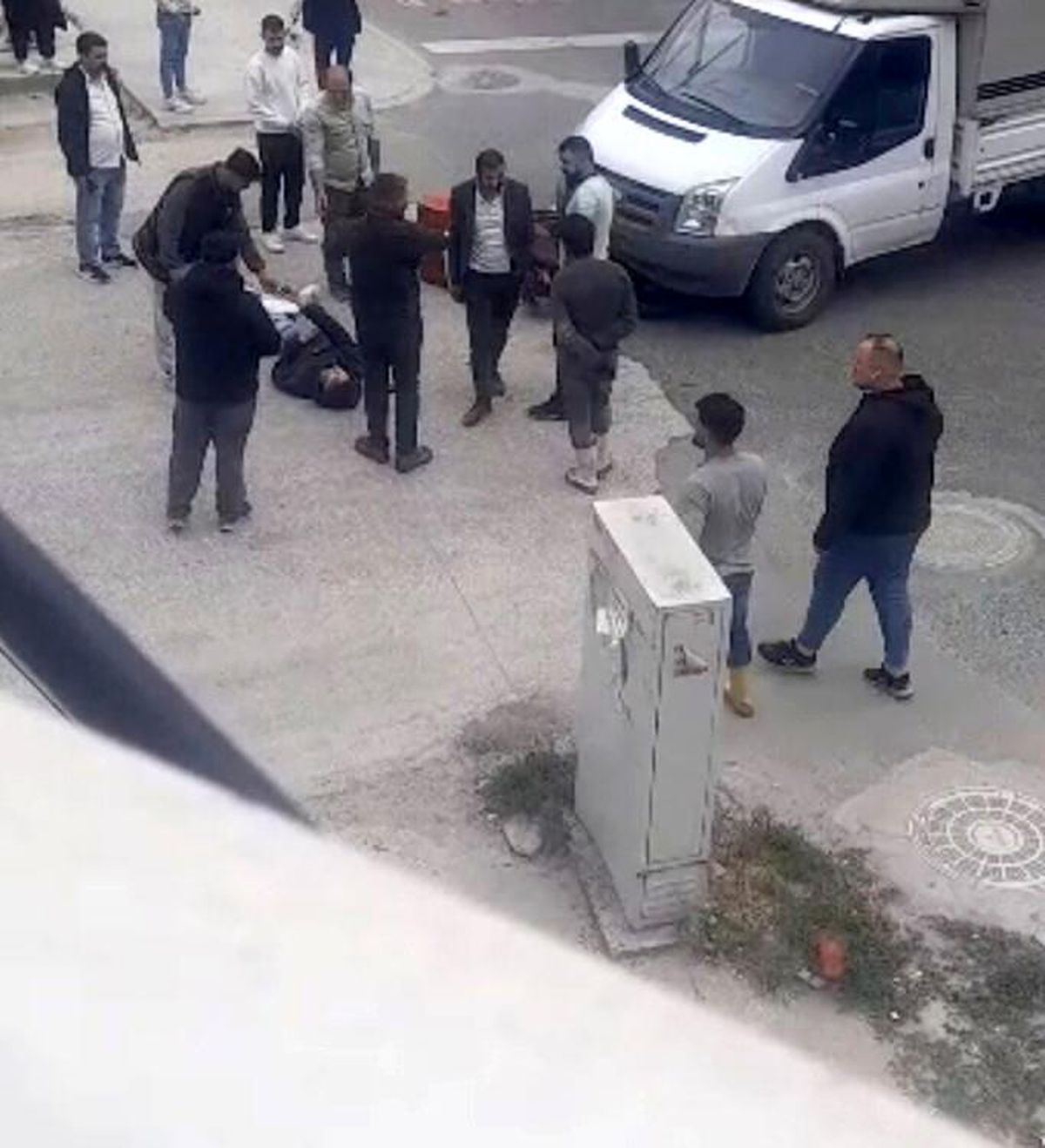 Yaralı sürücü ambulansı beklerken sigara yaktı