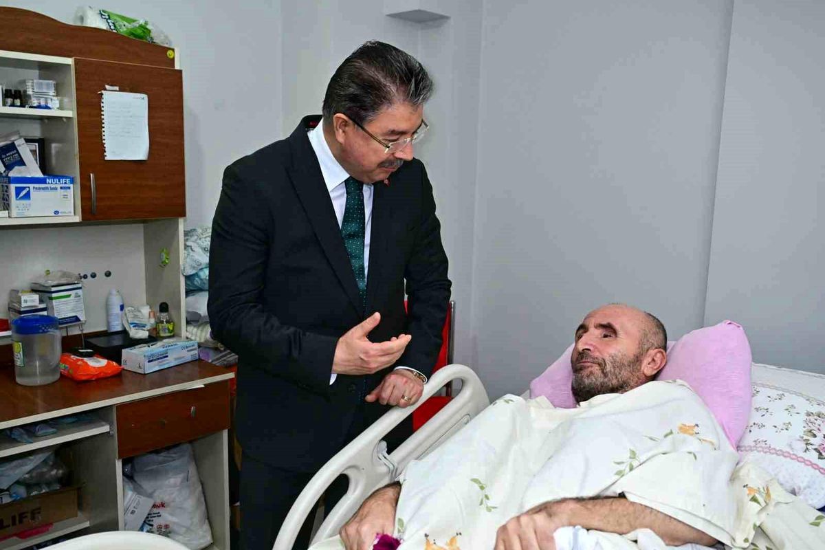 Yatağa bağımlı engelli vatandaşa Vali Yılmaz'dan ziyaret