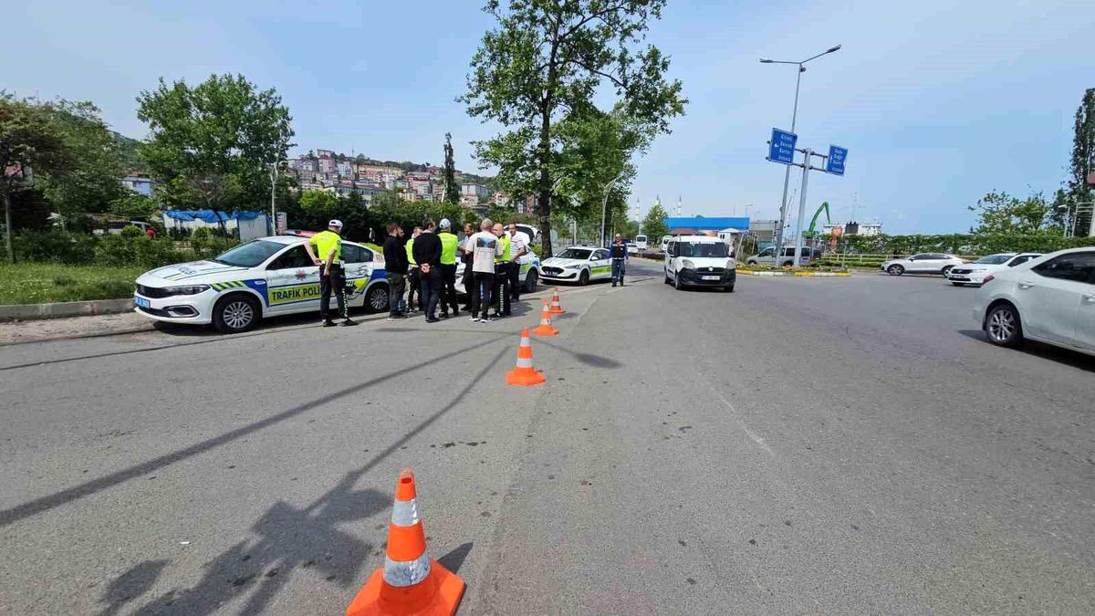 Zonguldak'ta yük treni polis aracına çarptı, faciadan dönüldü