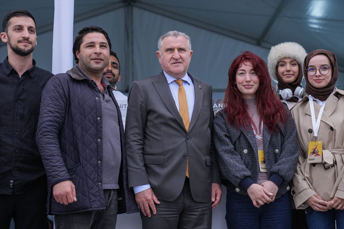 Bakan Bak, Etnospor Kültür Festivali'nde AA Standını Ziyaret Etti