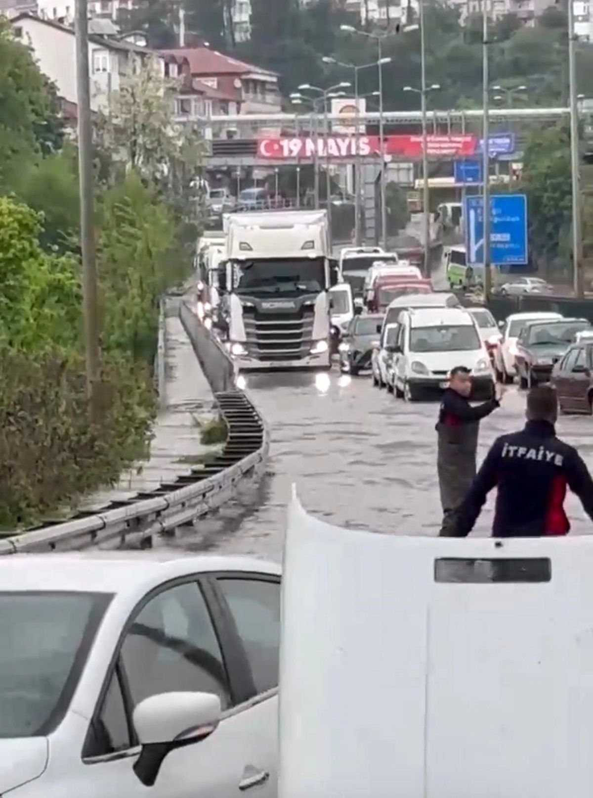 Alaplı'da sağanak ulaşımı felç etti