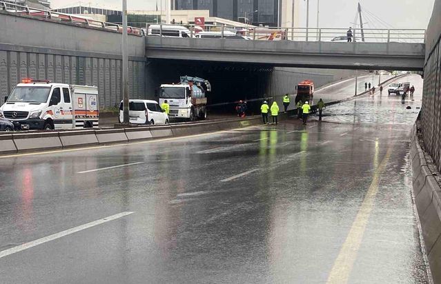 Ankara'da sağanak yağış sebebiyle alt geçitler ve yollar göle döndü