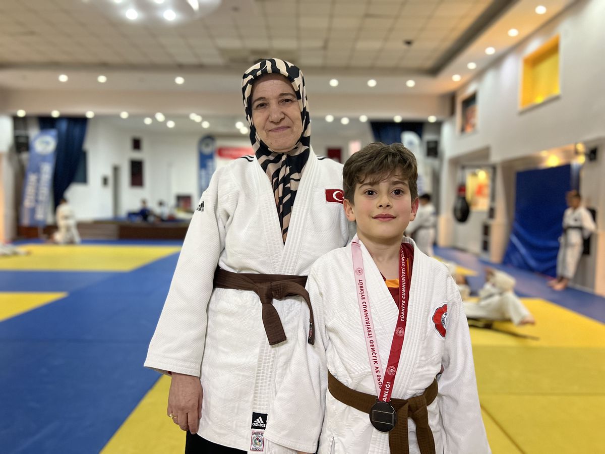 Torununu judo antrenmanlarına götüren 62 yaşındaki Necla nine, antrenör gibi taktik verip Türkiye üçüncülü...