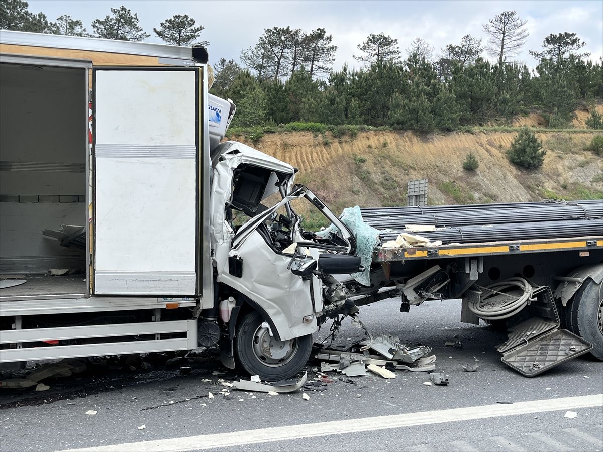 Arnavutköy'de tıra çarpan kamyonetin sürücüsü öldü