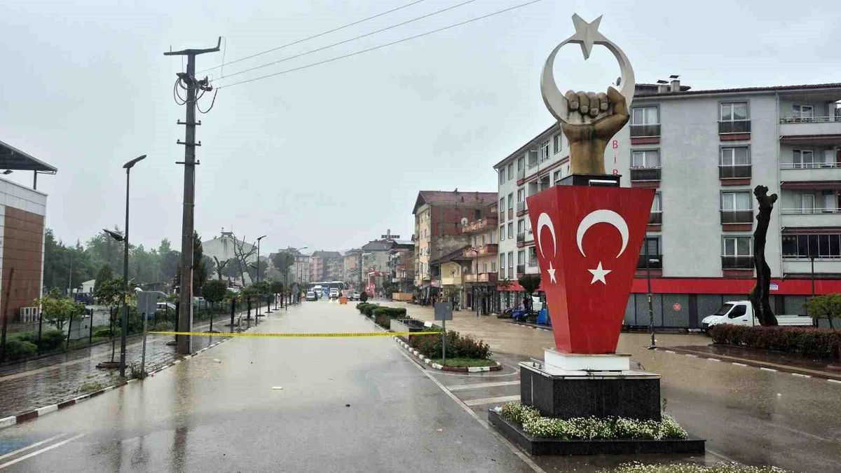 Avu deresi taştı, ev ve iş yerlerini su bastı