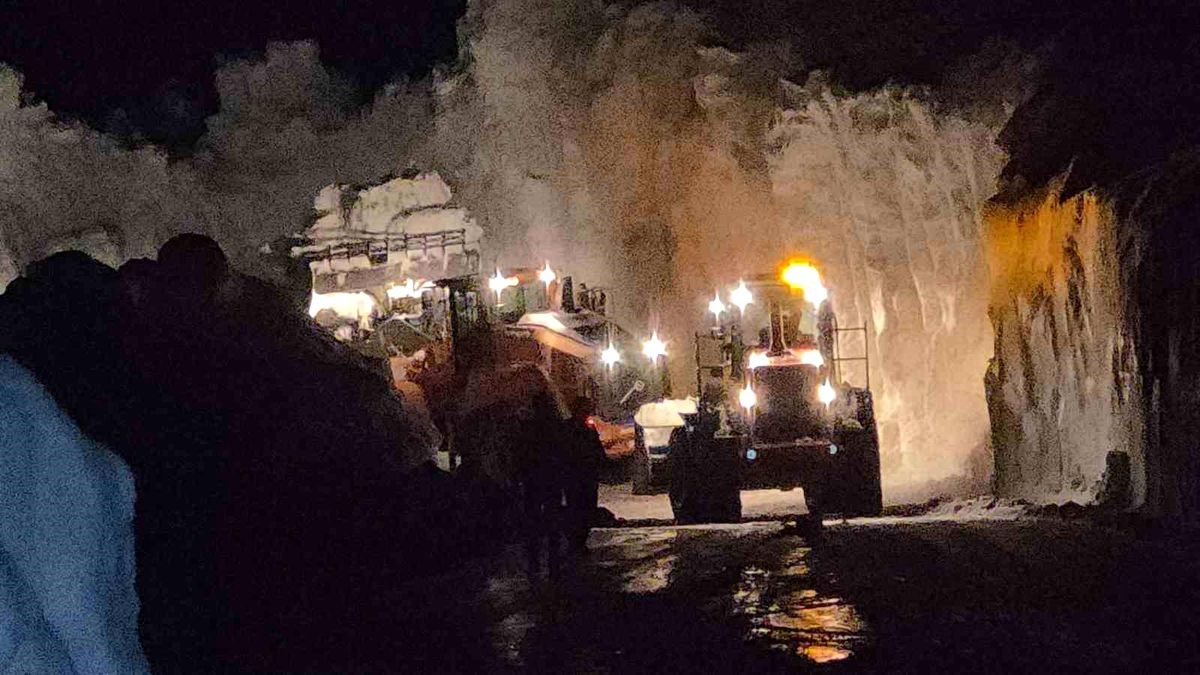 Bahçesaray yolunda gece mesaisi