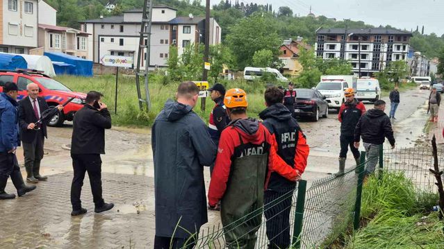 Bartın'da 5 yol, 15 ev ve iş yerinde su baskını yaşandı, mahsur kalan 32 kişi kurtarıldı