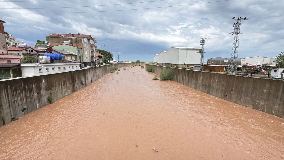 Bartın'da sağanak denizin rengini değiştirdi