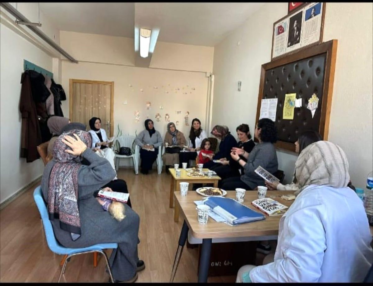 Başöğretmen İlkokulu'nda ailelerle kitap okuma etkinliği
