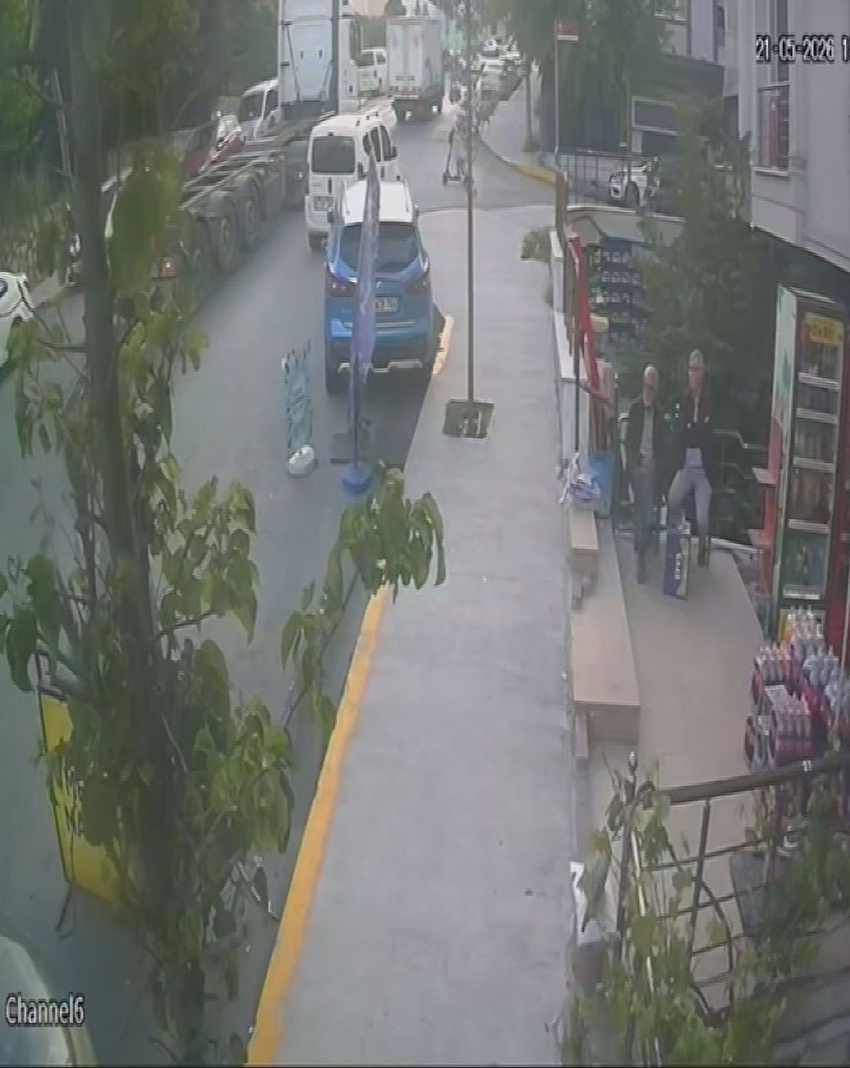 Beylikdüzü'nde skuter ile sokaktan caddeye çıkan çocuğa TIR çarptı; kaza kamerada