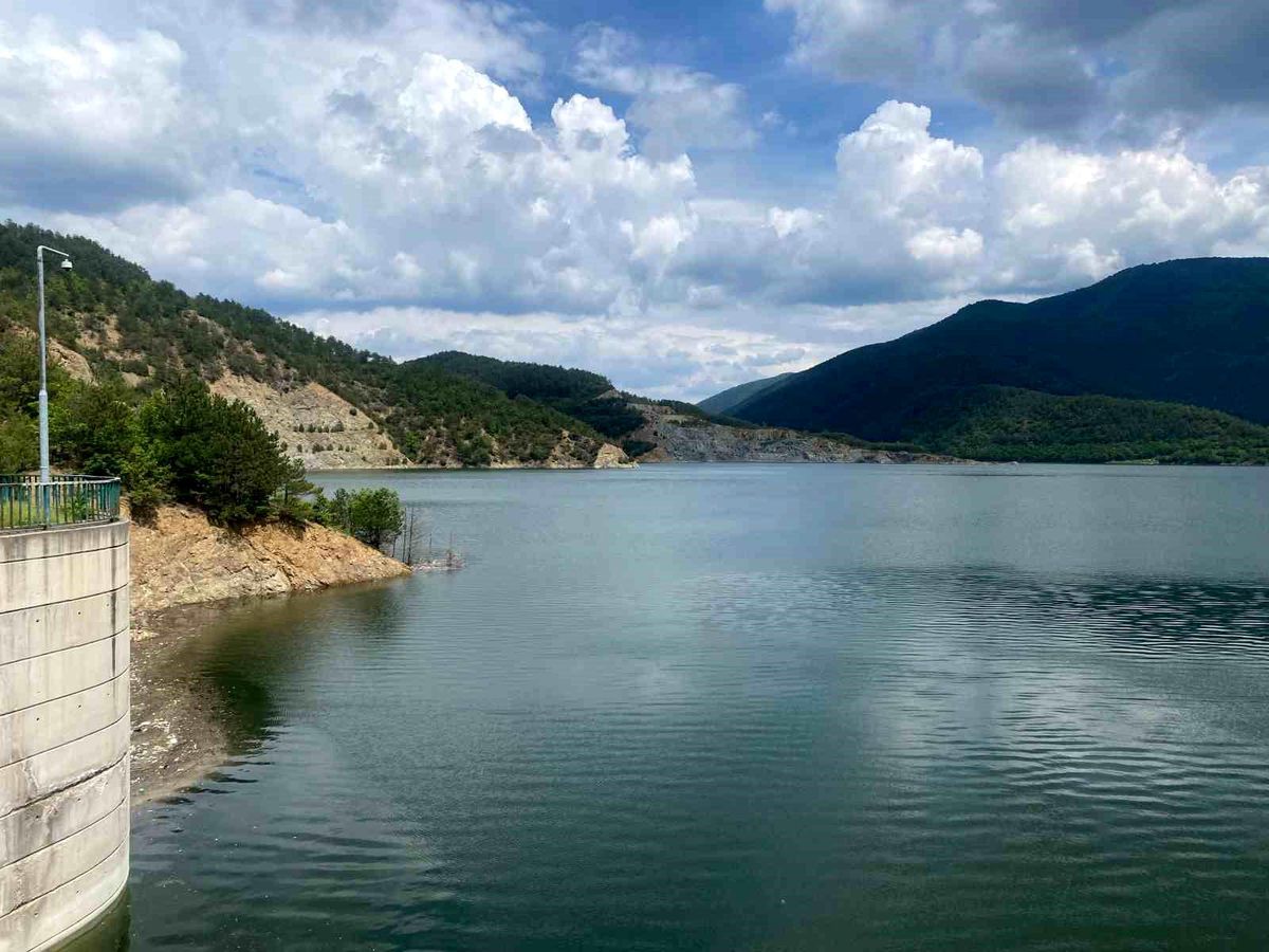 Bolu'da tam kapasiteye ulaşan barajda kontrollü su tahliyesi