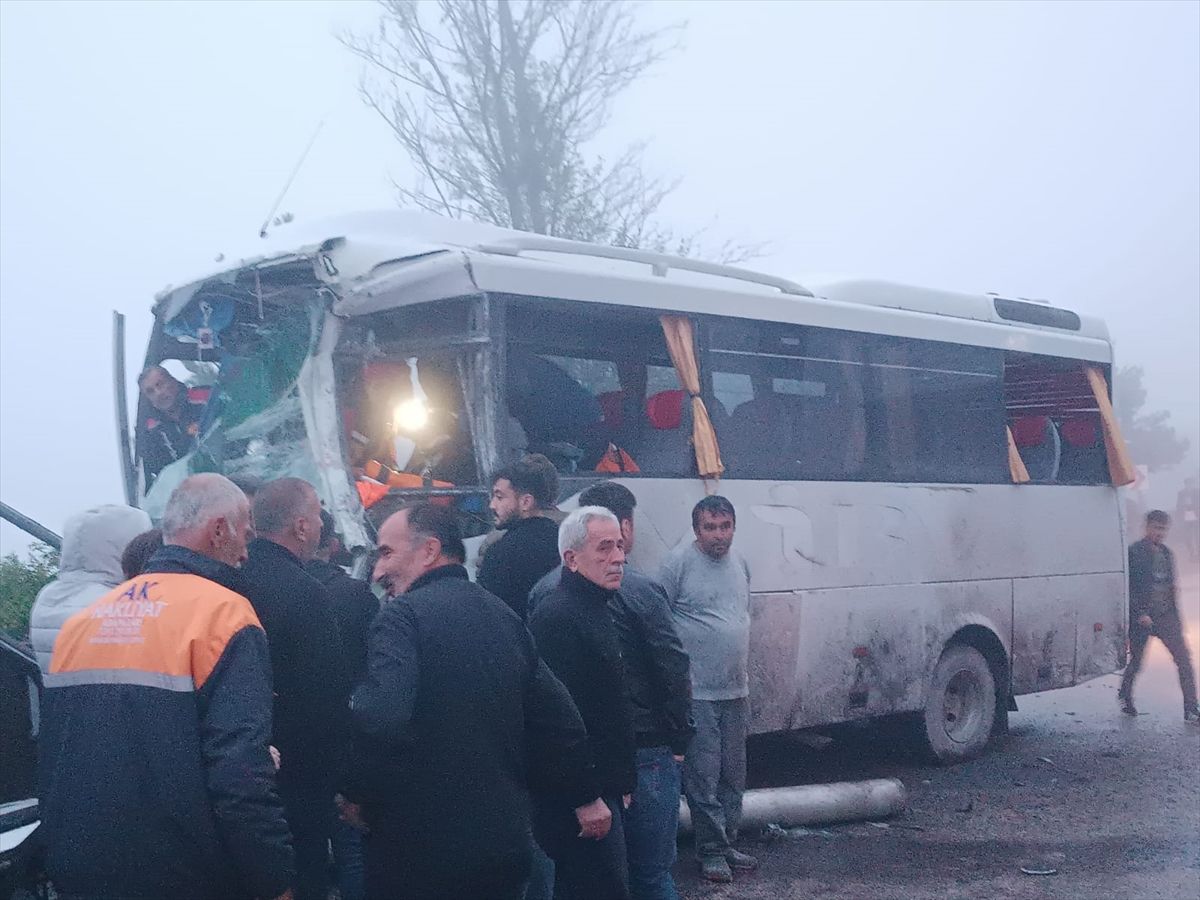 Bolu'da tanker ile yolcu minibüsünün çarpışması sonucu 3 kişi yaralandı
