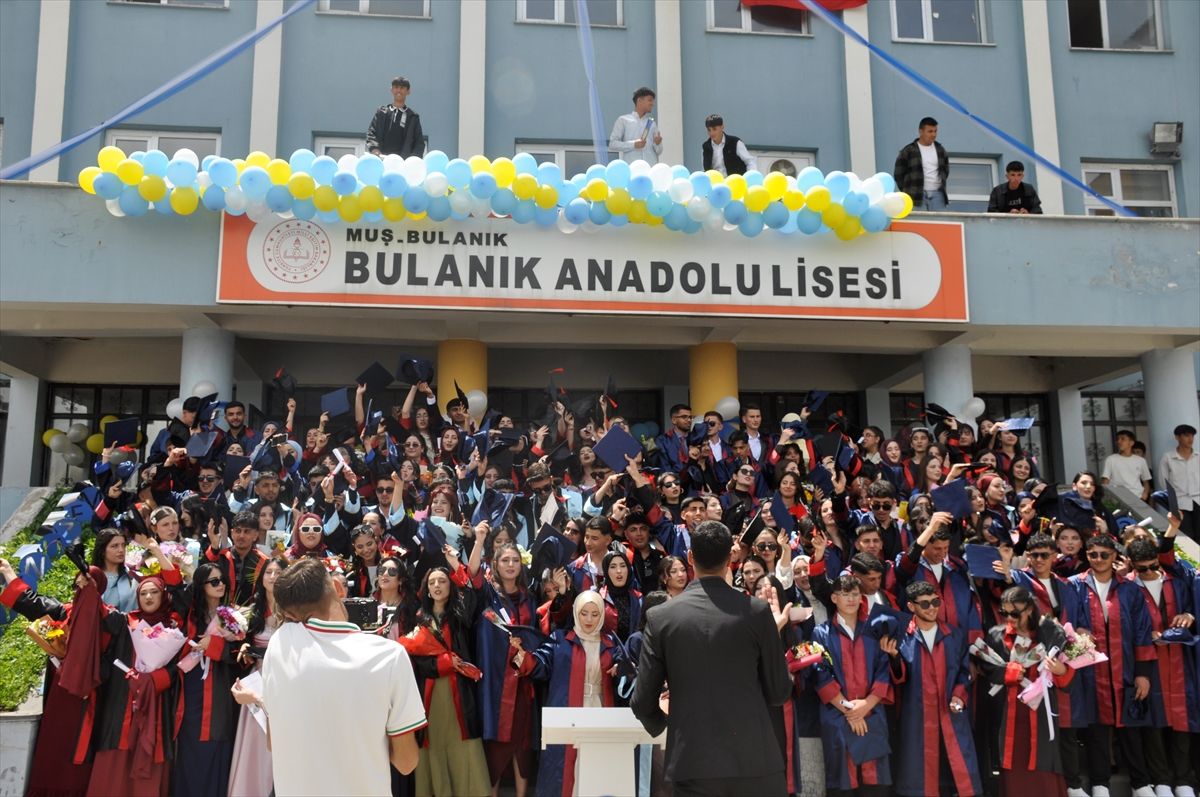 Muş'un Bulanık ilçesinde Anadolu Lisesi mezuniyet töreni düzenlendi