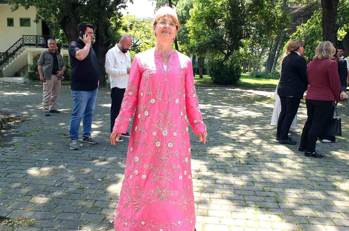 Burhaniyeli eğitmen eski zaman gelinliğini tanıttı