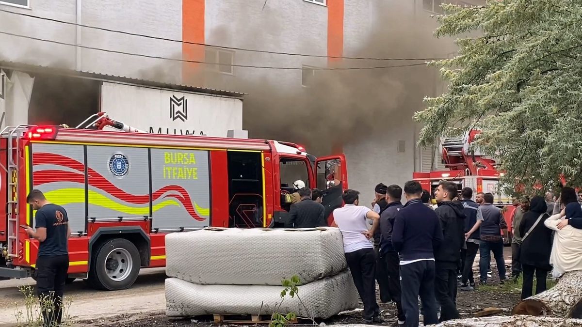 İnegöl'de Koltuk Fabrikasında Yangın Çıktı