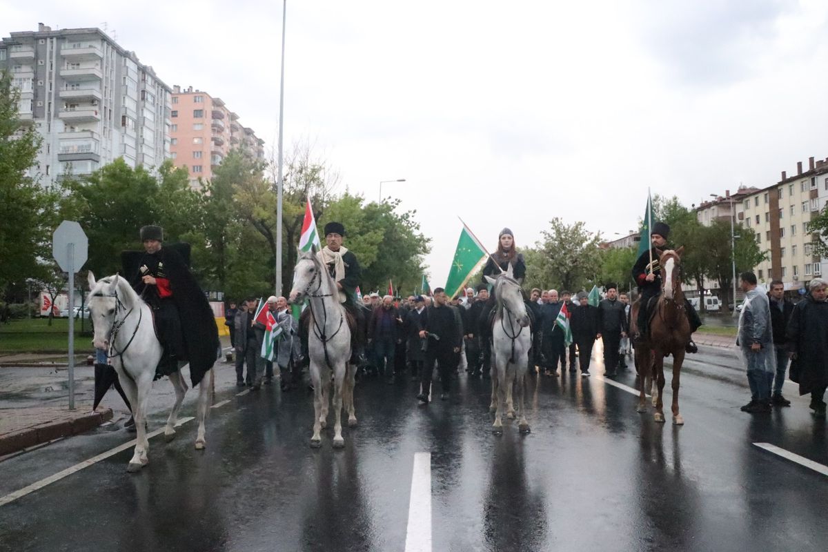 Çerkes Soykırımı ve Sürgünü'nün 162'nci yıldönümünde Kayseri'de anma yürüyüşü