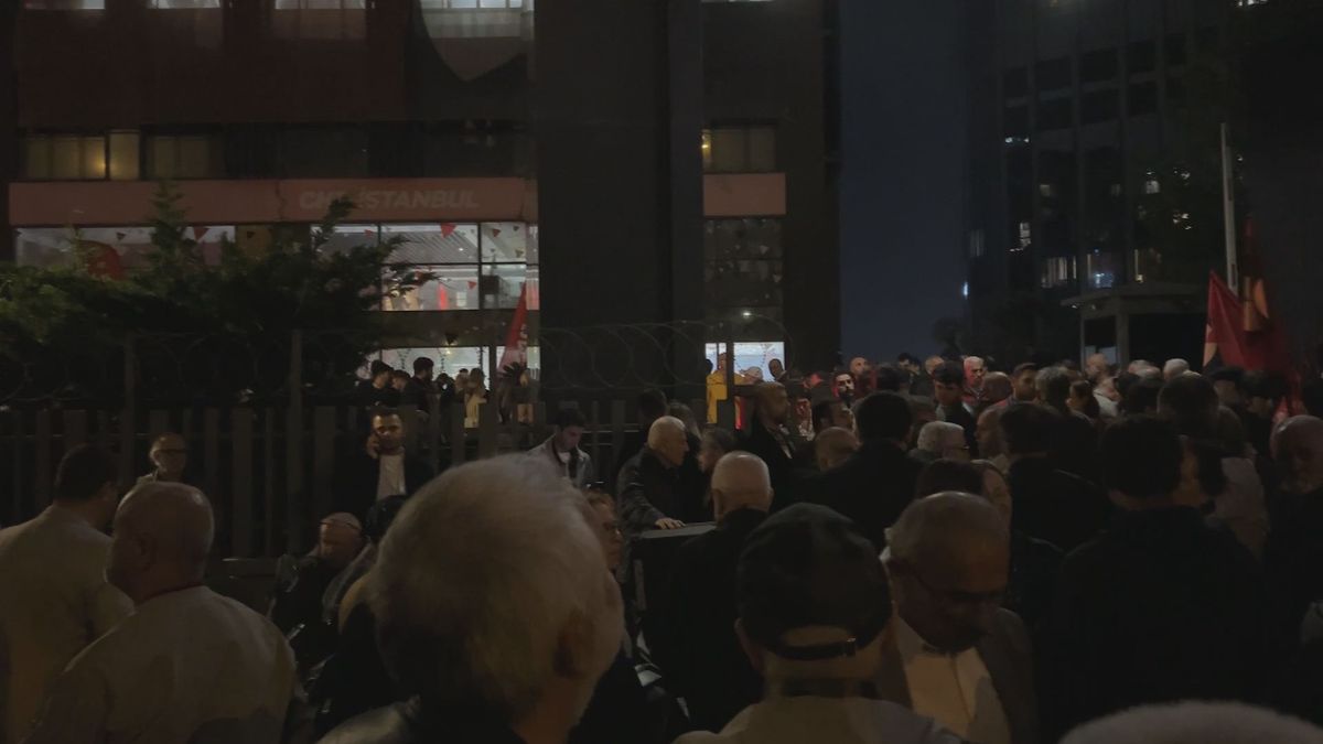 CHP İstanbul İl Başkanlığı'nın önünde 'mutlak butlan' kararına tepki