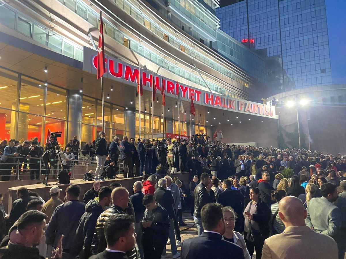 CHP'liler 'mutlak butlan' kararı sonrası genel merkezde toplandı