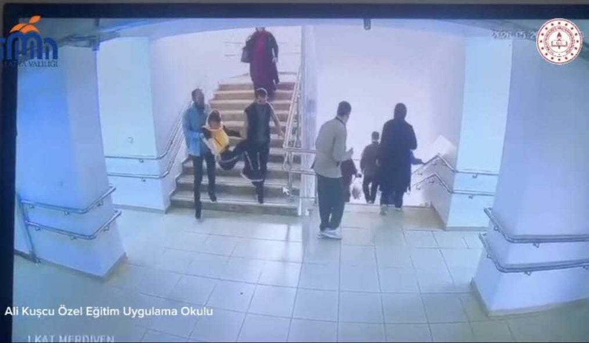 Malatya'da deprem sırasında engelli öğrencilerin tahliyesi güvenlik kamerasına yansıdı