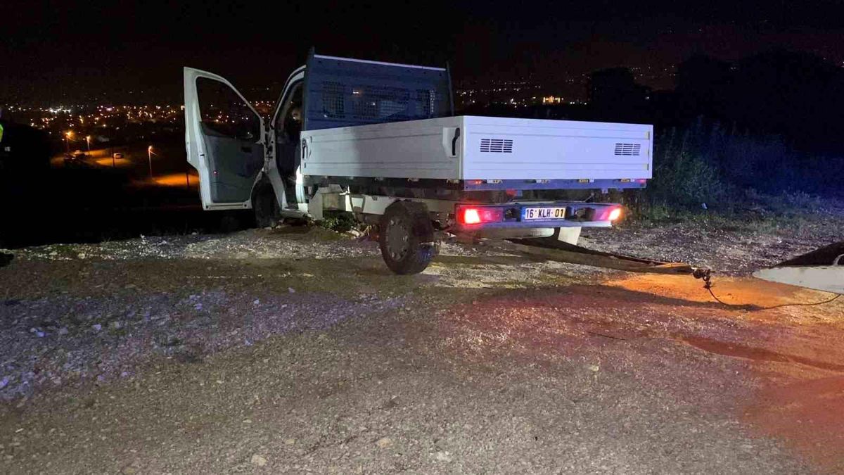 Direksiyon hakimiyetini kaybeden alkollü sürücü şarampole uçtu