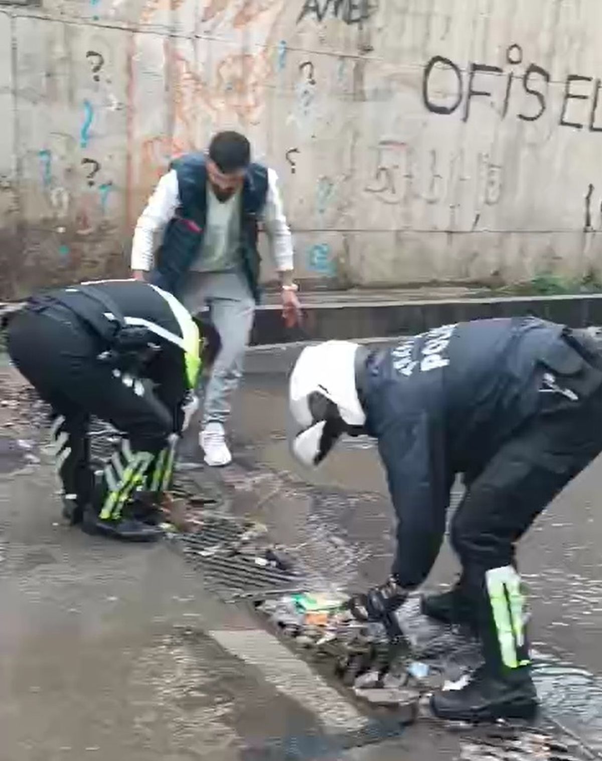 Diyarbakır'da sağanakta tıkanan mazgalları polisler temizledi
