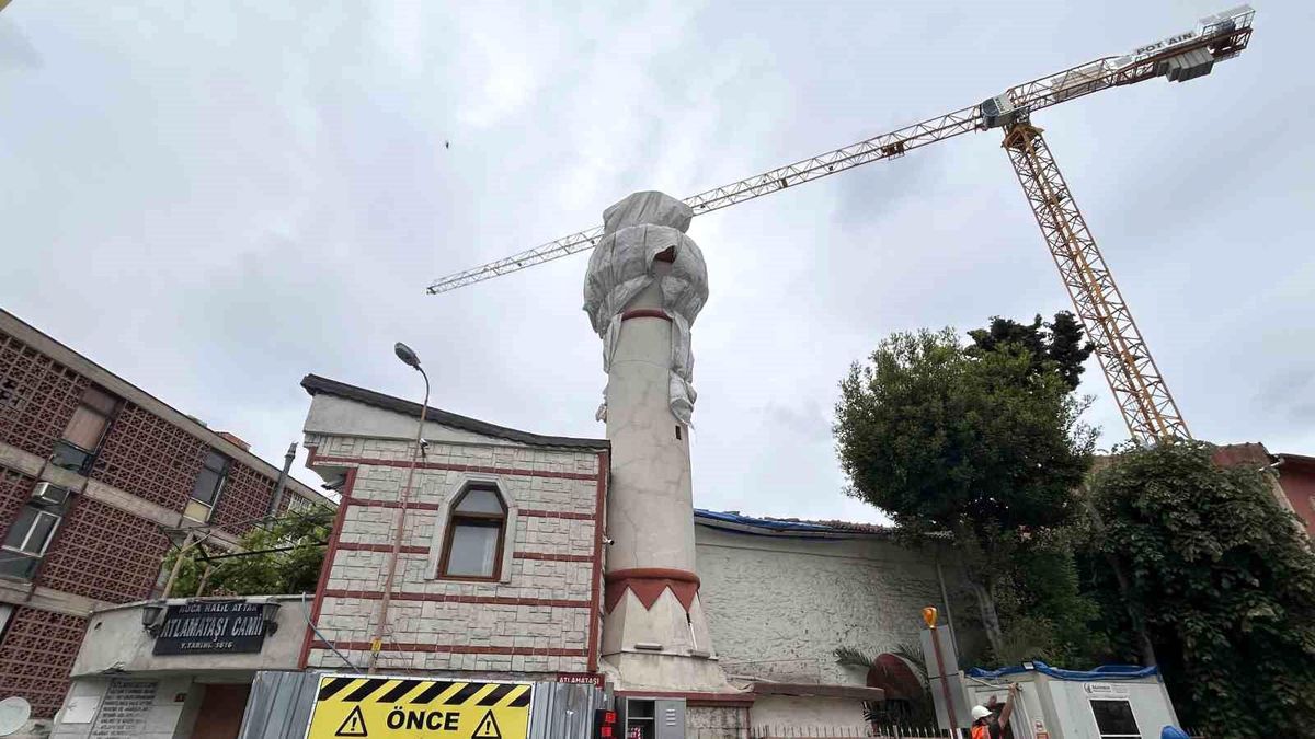Fatih'te 400 yıllık cami minaresinin kubbesi vinç çarpmasıyla yıkıldı