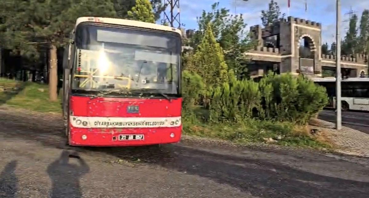 Freni patlayan halk otobüsü refüjde durdu