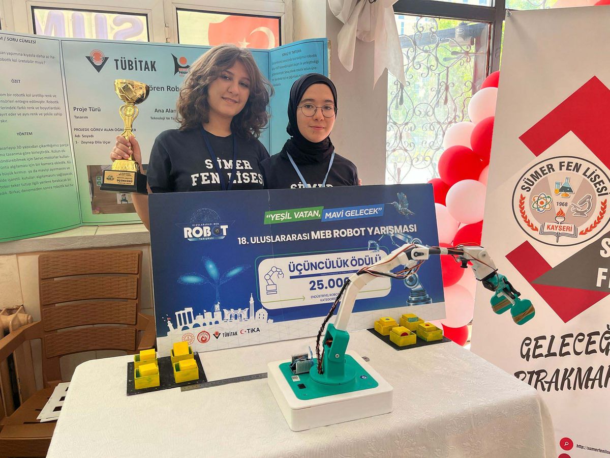 Geri dönüştürülmüş malzemeler ve 3D yazıcı ile geliştirdikleri robot projesiyle 3'üncü oldular