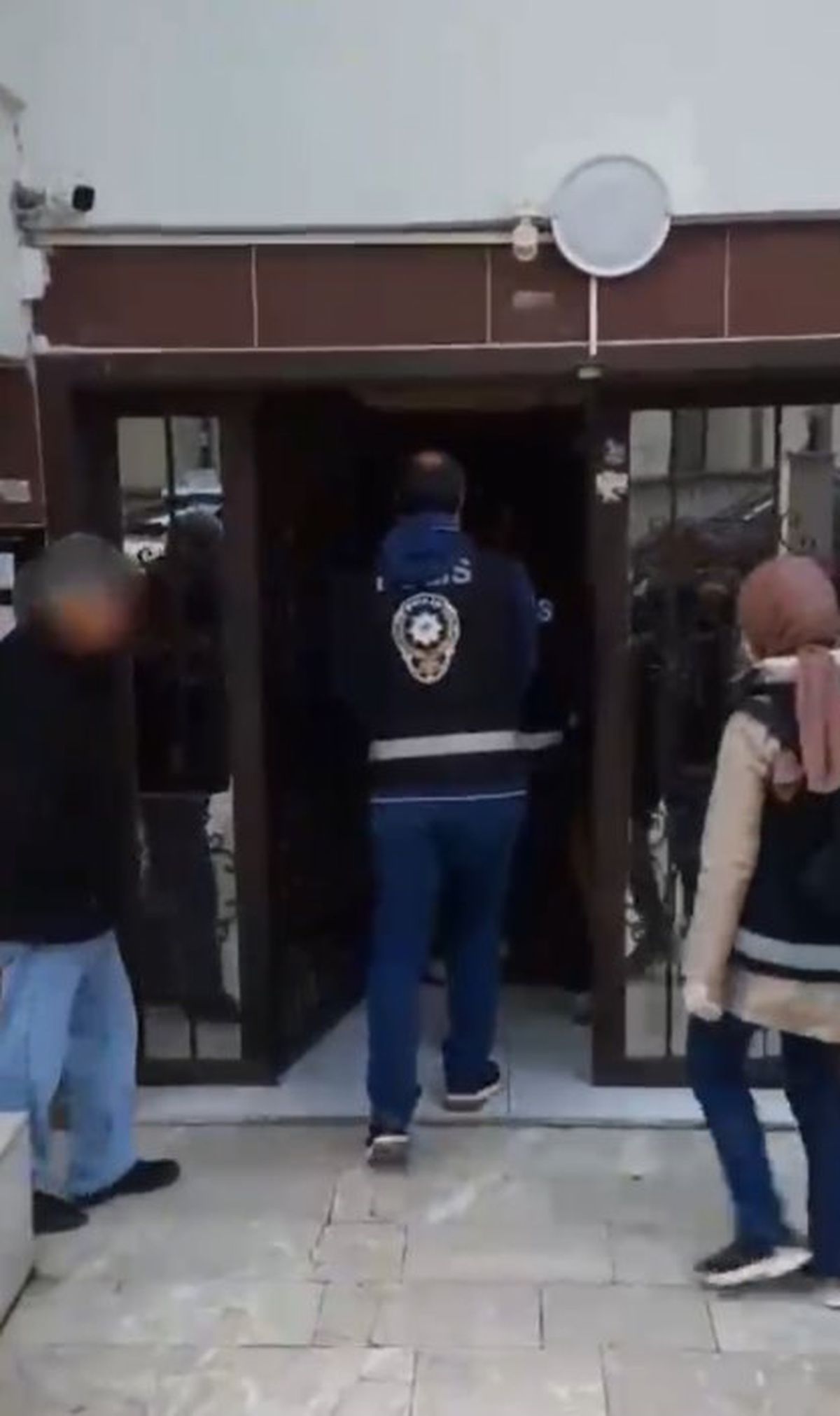 Güzellik merkezinin müşterilerini dolandıran 10 şüpheliye gözaltı