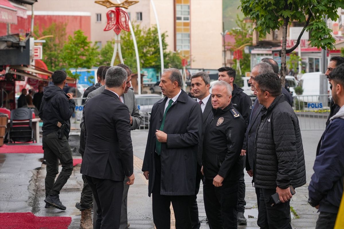 Hakkari Valisi Taşyapan, temel kazısı sonrası zemininde çatlakların oluştuğu bölgede incelemelerde bulundu