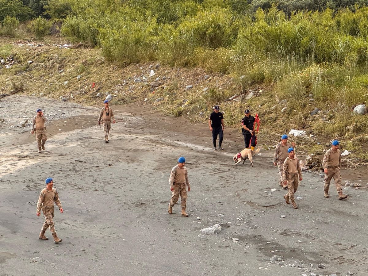 Hatay'da Asi Nehri taştı, sağanakta köprü ve yollar ile bir ev çöktü; 3 ölü, 3 yaralı, 1 kayıp