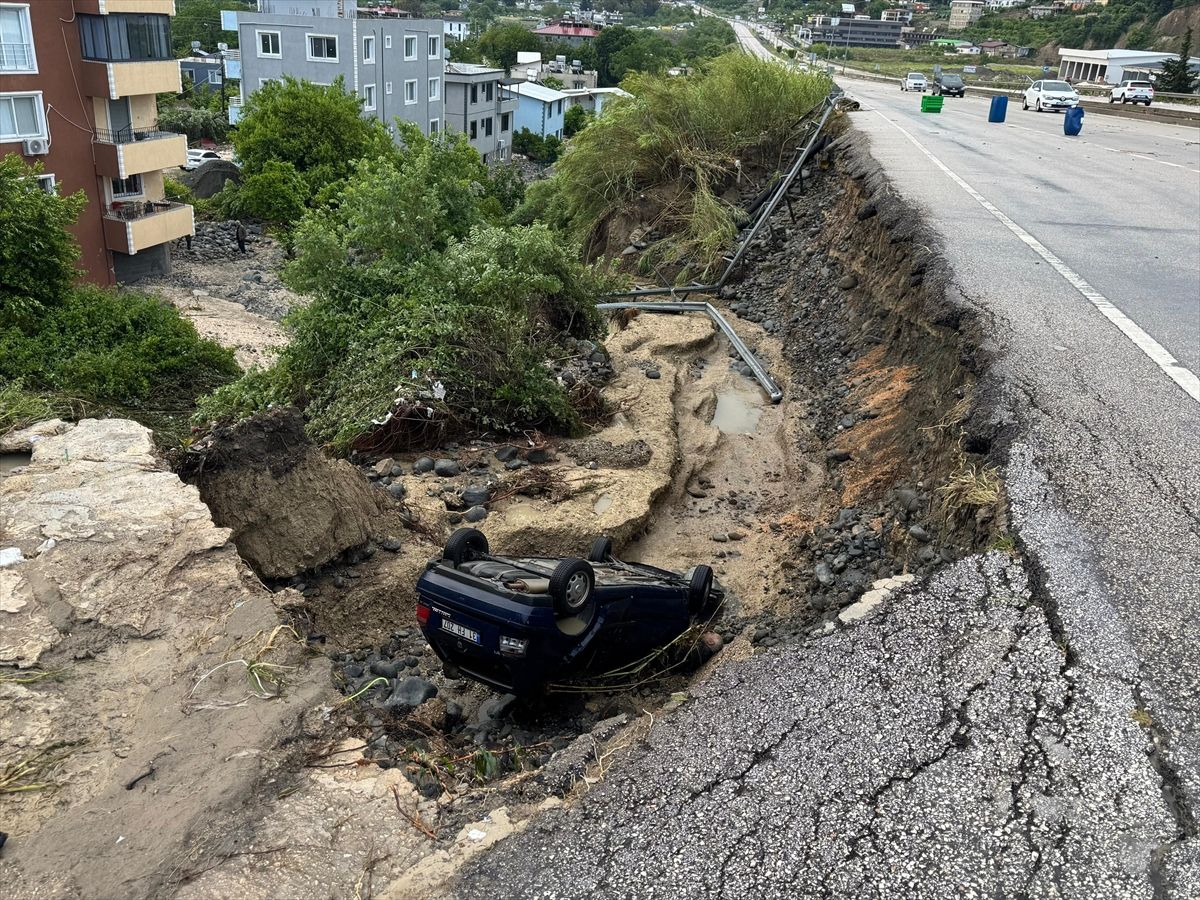 Hatay'da şiddetli sağanak felaketi: 1 ölü, 5 araç hasarlı
